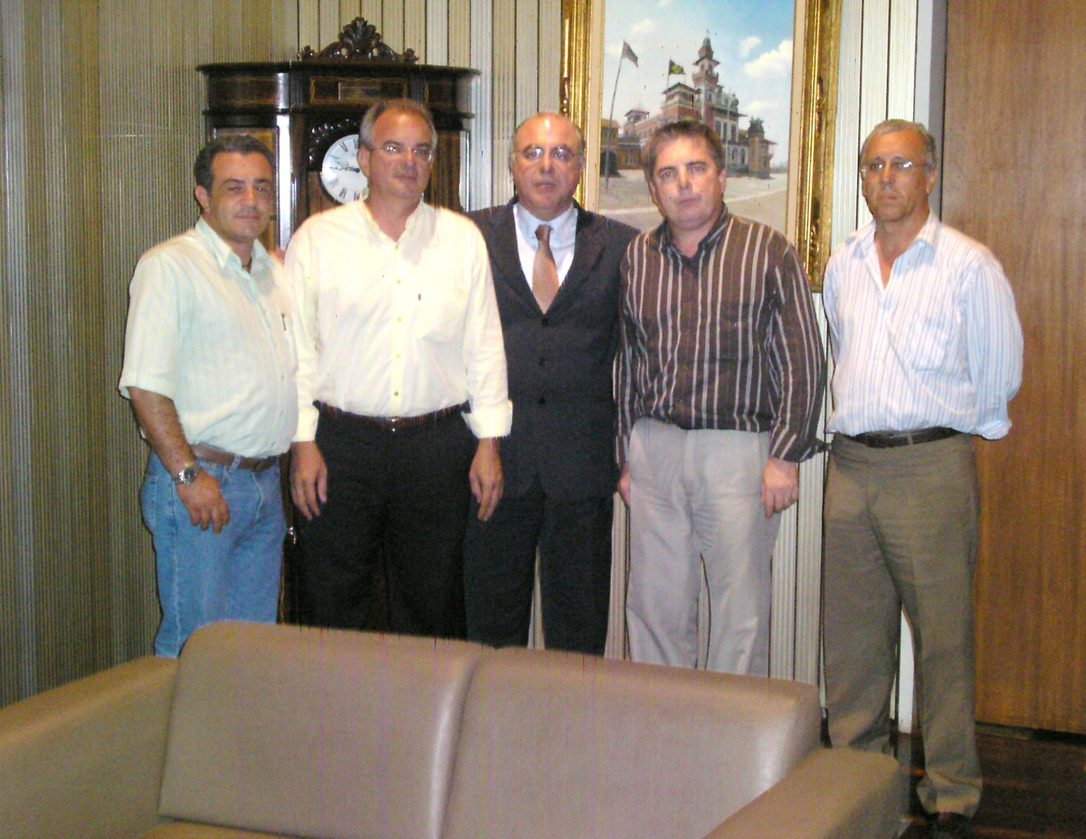 Antonio Carlos Novas, Carlos Alberto, Adolfo Benedetti, Valdir de Andrade com o deputado Arnaldo Jardim<a style='float:right;color:#ccc' href='https://www3.al.sp.gov.br/repositorio/noticia/03-2008/A JARDIM ASSOJURIS.jpg' target=_blank><i class='bi bi-zoom-in'></i> Clique para ver a imagem </a>